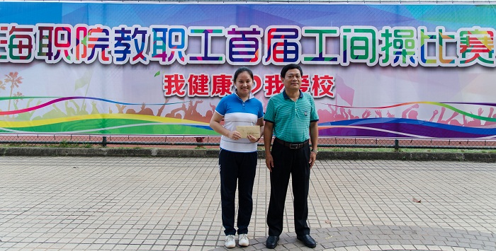 王承慶為一等獎(jiǎng)獲得者頒獎(jiǎng)（圖書(shū)館 梁平攝影）.jpg